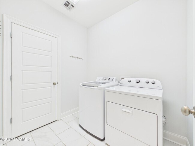 Building Photo - 212 Twin Meadow Ln