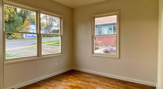 Building Photo - Freshly Updated Duplex Unit