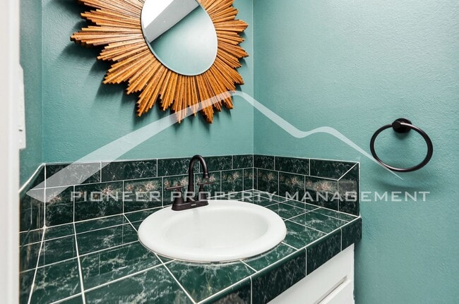 Building Photo - Spacious Townhouse with Washer/Dryer and Central AC