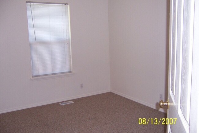 Building Photo - Sparkling clean with all new paint and flooring!l Great duplex has a well planned floor plan. Goo...