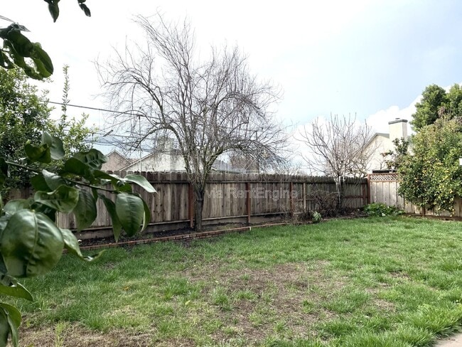 Building Photo - 1620 Sungate Dr