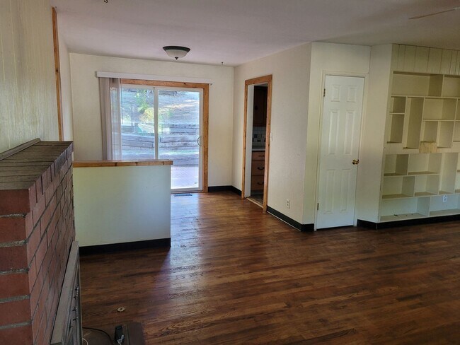 Building Photo - 3 bedroom