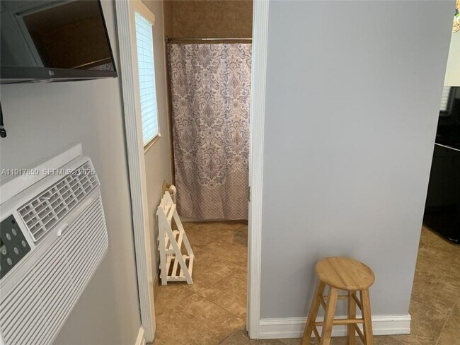 Building Photo - 2021 SW 38th Ave