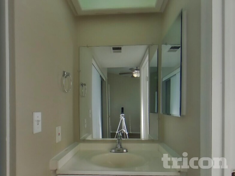 Building Photo - 515 E Rockwood Dr