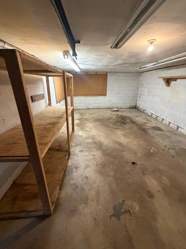 Building Photo - 525 Mishler Rd