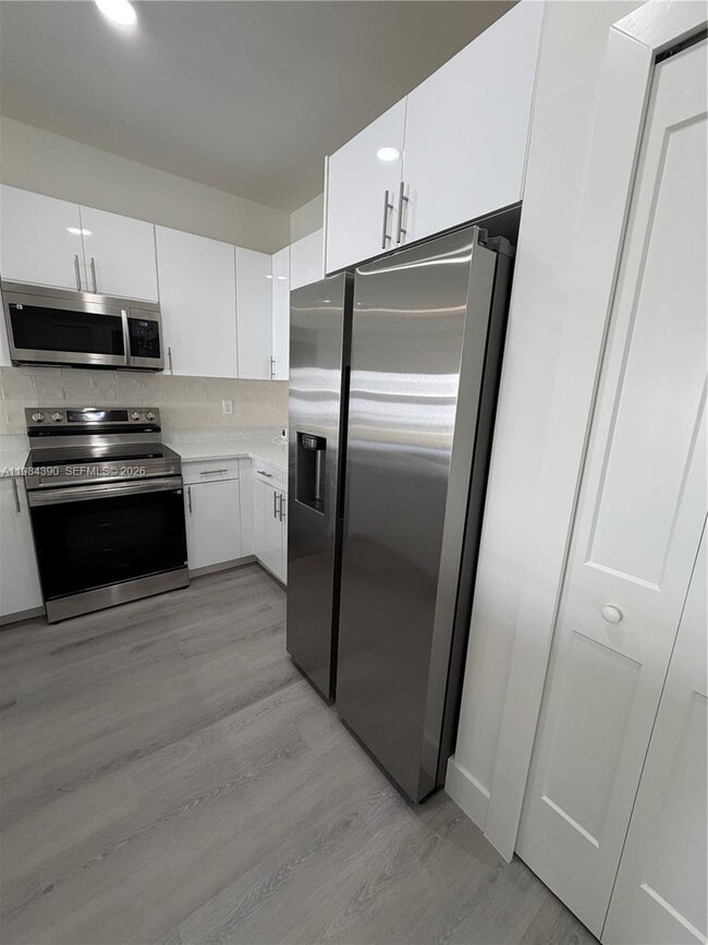 Building Photo - 723 Ivan Ave S