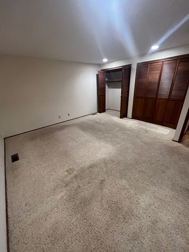 Building Photo - 250 NW Sunrise Dr