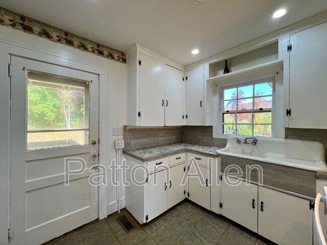 Building Photo - 15 Allen Ave