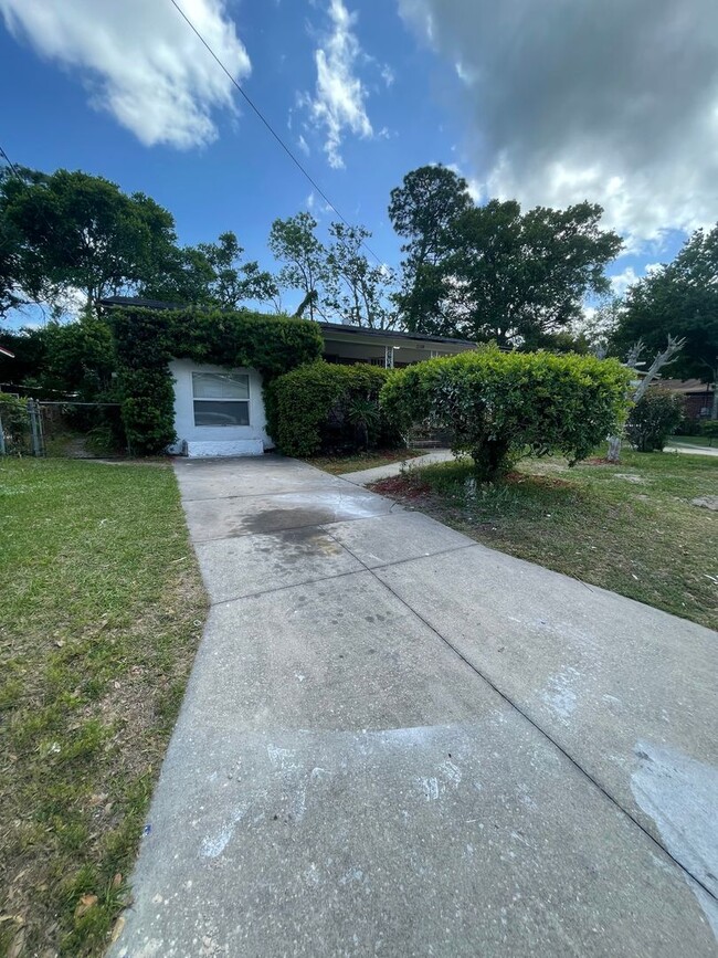 Building Photo - 5/2 Single Family home in East Grand Park ...