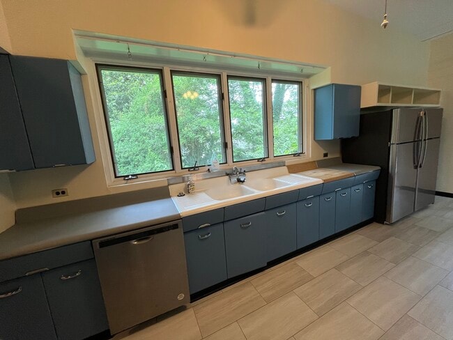 Building Photo - 220 E Montgomery St