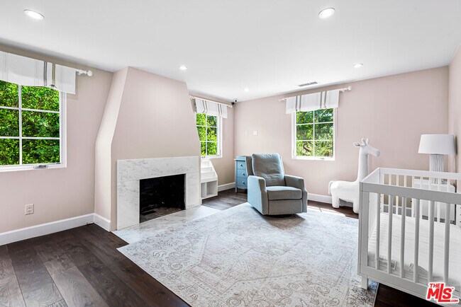 Building Photo - 716 N Roxbury Dr
