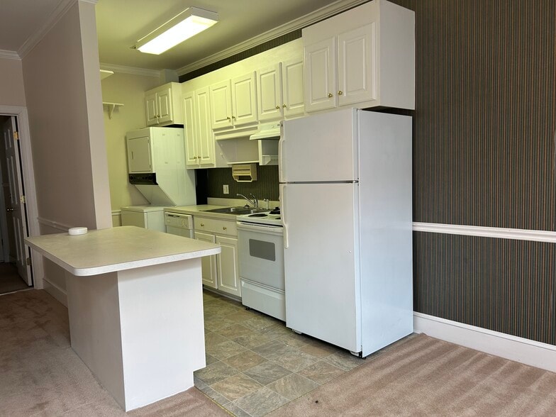 Building Photo - 102 S William St