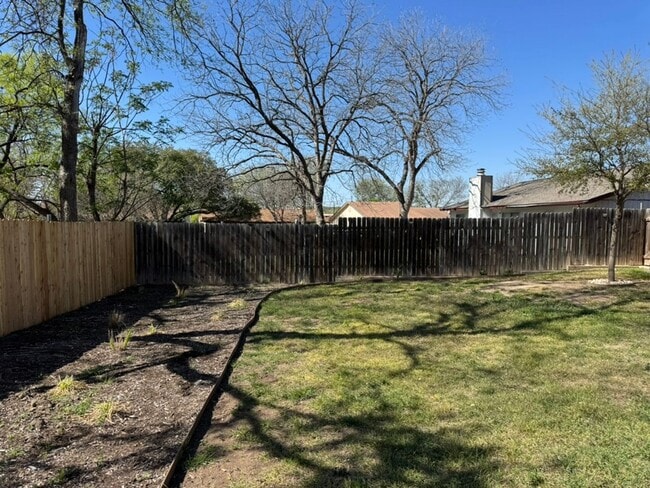 Building Photo - 3 Bed / 2 Bath – Updated Home with Fireplace & Large Backyard