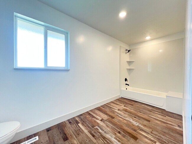 Building Photo - Newly Remodeled 3 Bedroom/2.5 Bathroom Hou...