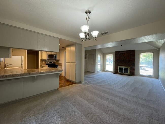 Building Photo - Spacious & Bright 3-Bedroom, 2 and 1/2 Bat...