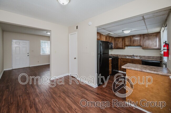 Building Photo - 600 S Broadway Ave