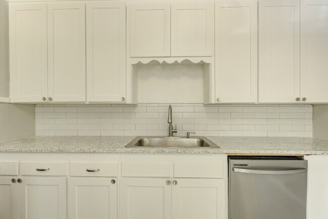 Building Photo - Remodeled 2/1