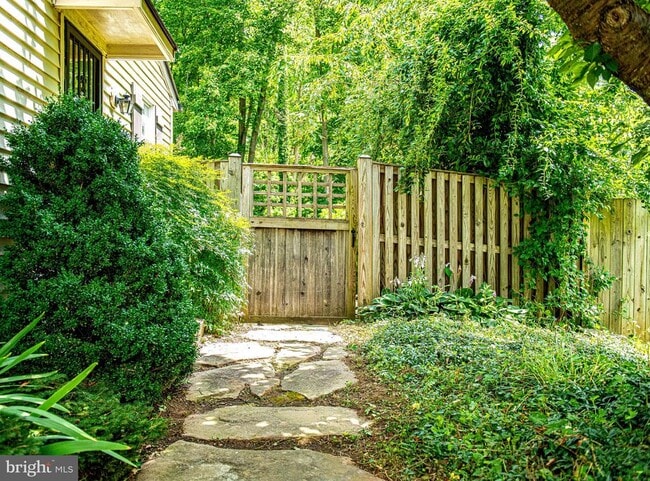 Building Photo - 1355 Sweetbriar Ln