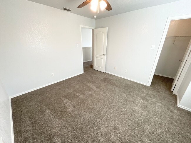 Building Photo - Outstanding 3 bedroom/2.5 bath home in established neighborhood just minutes from Lackland AFB an...