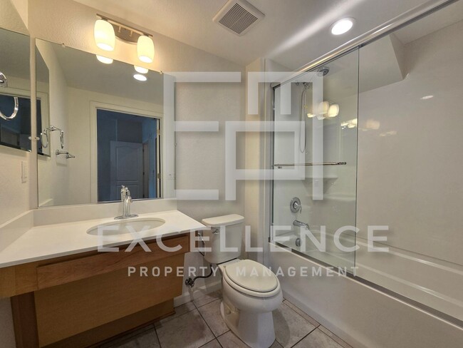 Building Photo - 3/3.5 Townhouse - One Bedroom is Full Stud...