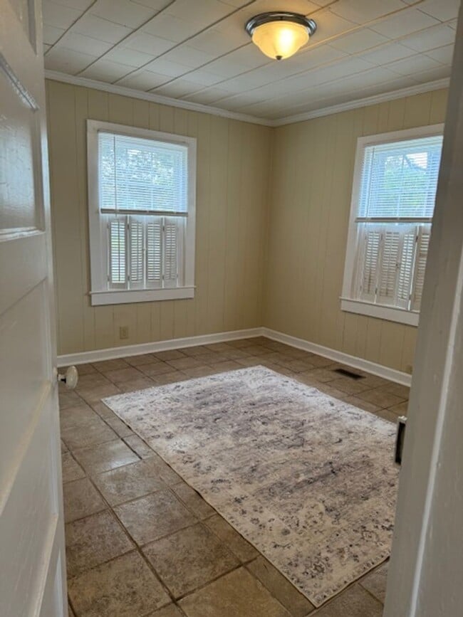 Building Photo - 701 E Lenoir Ave