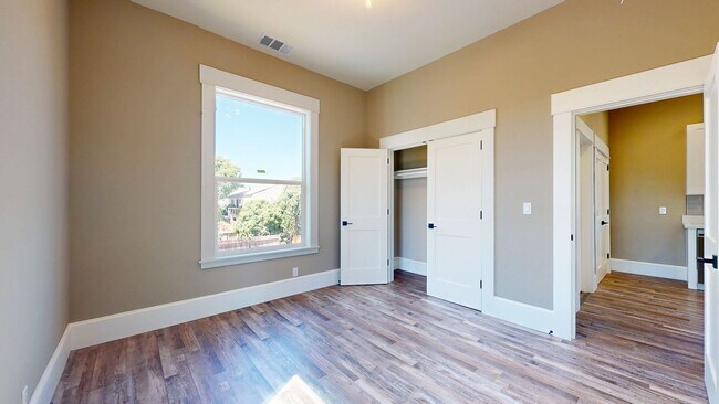 Building Photo - Stunning 2 Bedroom Upstairs Unit In Oaklan...