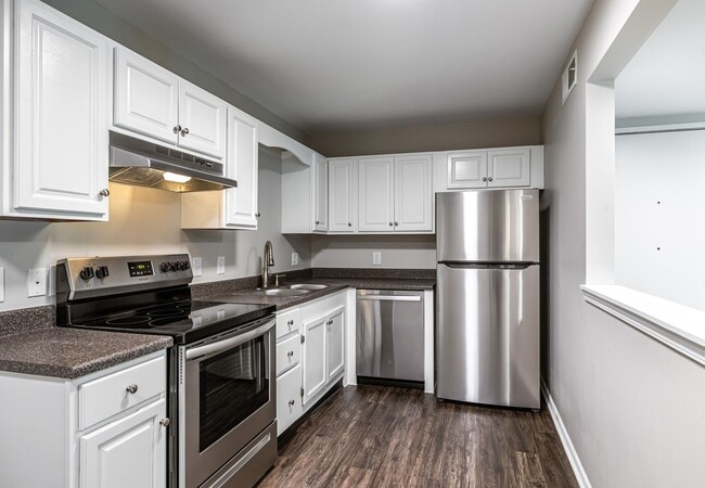 Building Photo - Spacious 2 Bed, 2 Bath Townhome in Overlan...