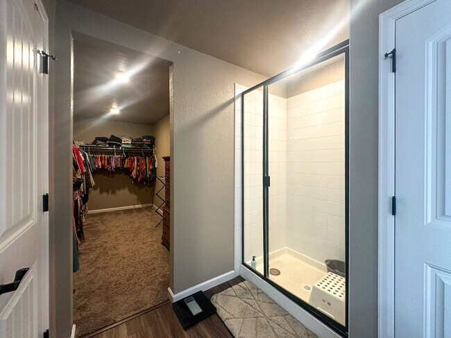 Building Photo - Grand 6bd 4ba Crystal Valley home with an in-law suite!!!