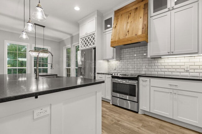 Building Photo - 19 N Shore Cir