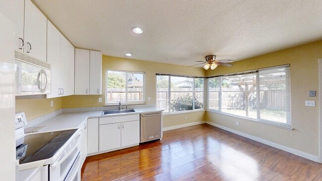 Building Photo - 6556 Mossview Way