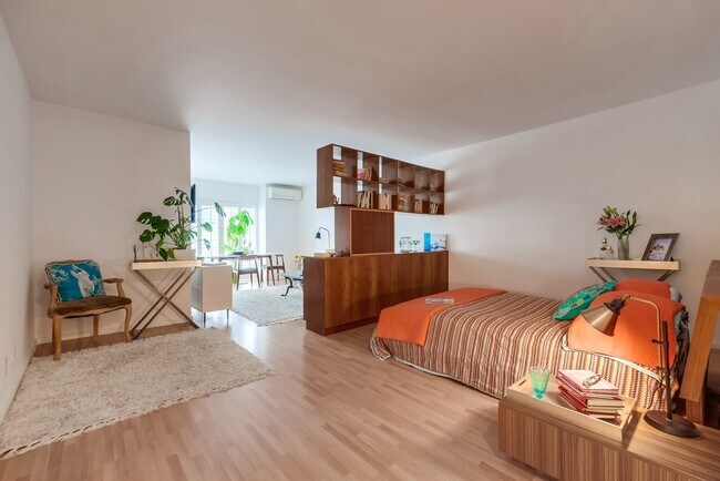 Building Photo - 999 N Doheny Dr