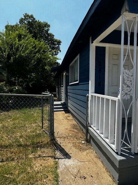 Side Entrance to Yard - 2818 S Grove St