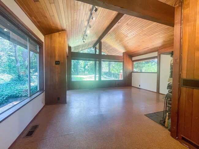 Building Photo - 3Bd/2.5Ba Edmonds Home