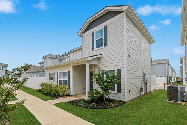 Building Photo - Clean & Modern Townhome with No Carpet and Lawn Service Included