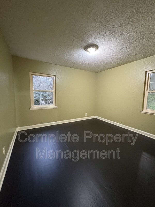 Building Photo - 7801 Vienna Ave