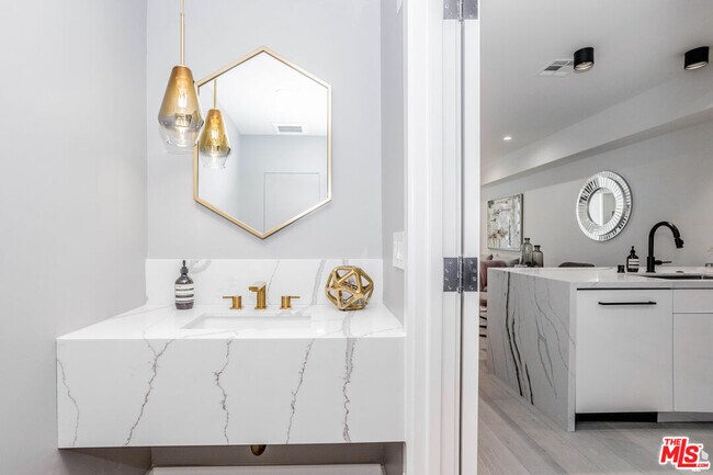 Building Photo - 105 S Doheny Dr