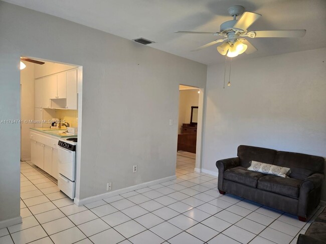 Building Photo - 1152 Bayview Dr