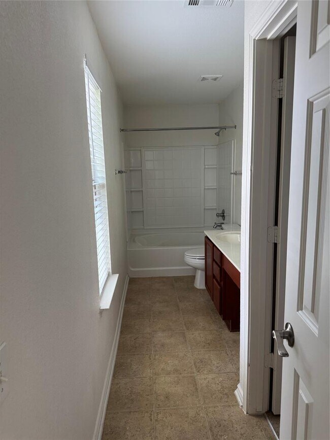 Building Photo - 5609 Viewpoint Dr