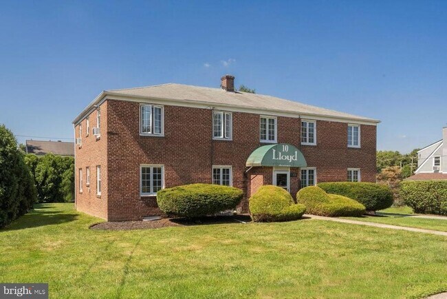 Building Photo - 10 Lloyd Ave