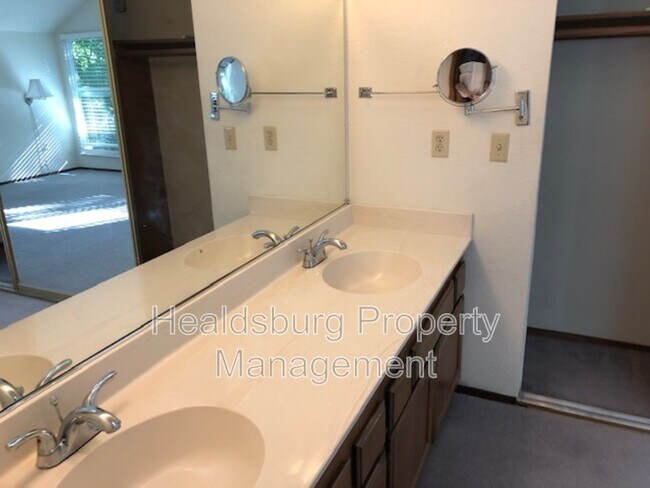 Building Photo - 1304 Foothill Dr
