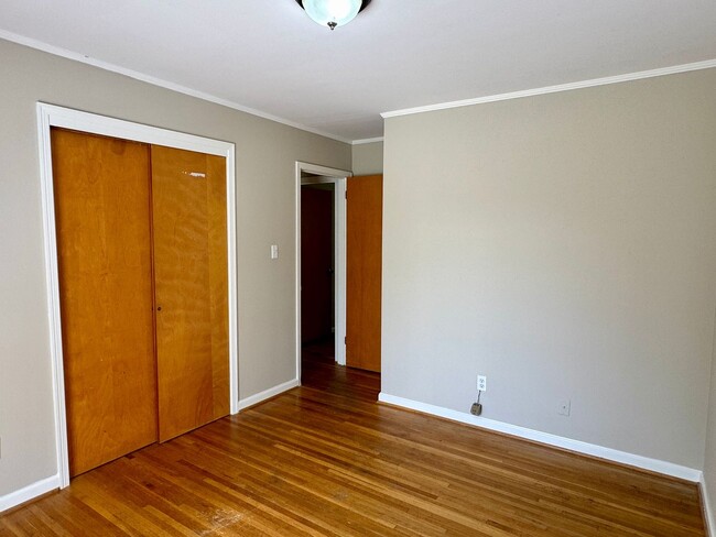 Building Photo - Cute & Cozy 3 Bedroom / 2 Bathroom in Mont...