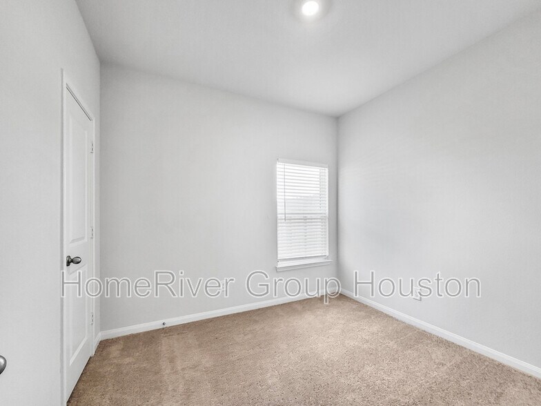 Building Photo - 313 Kim Ln