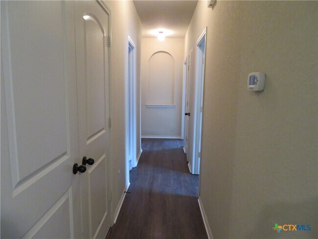 Building Photo - 554 Creekside Cir