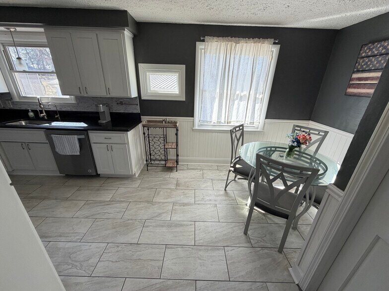 Building Photo - 401 Old Hopkinsville Hwy