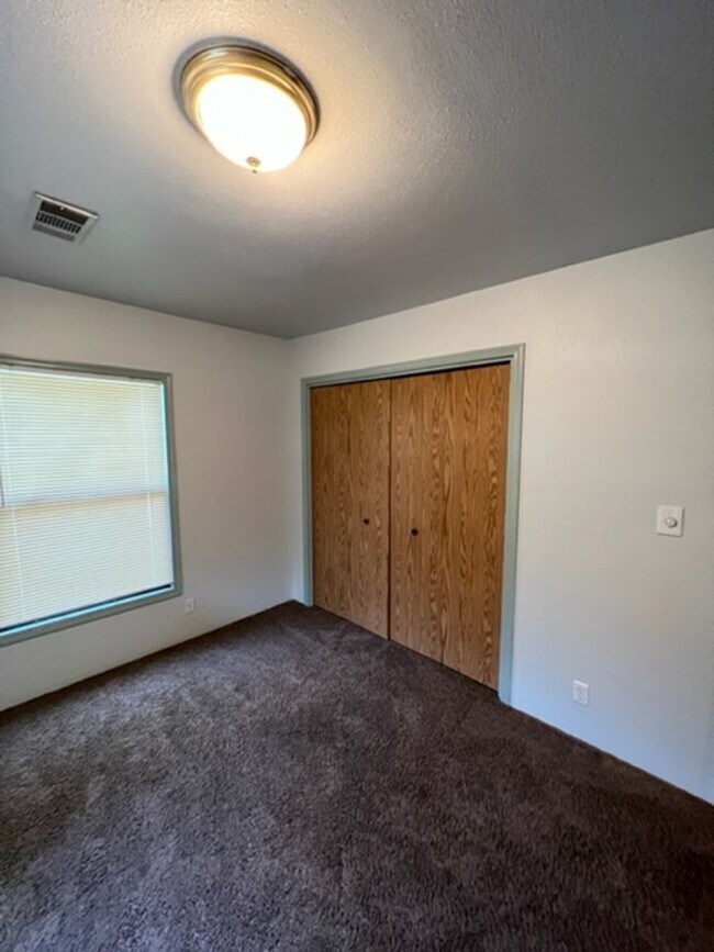 Building Photo - 2 Bed House -  Charm, Privacy, Storage and Convenience