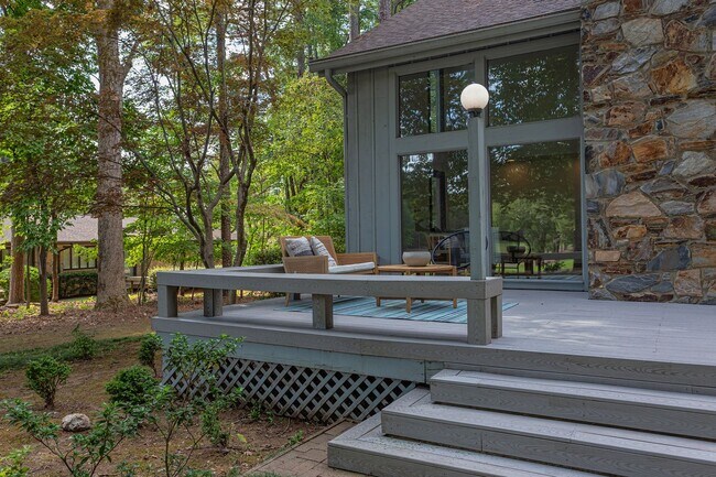 Building Photo - This Home is a Hole in One!