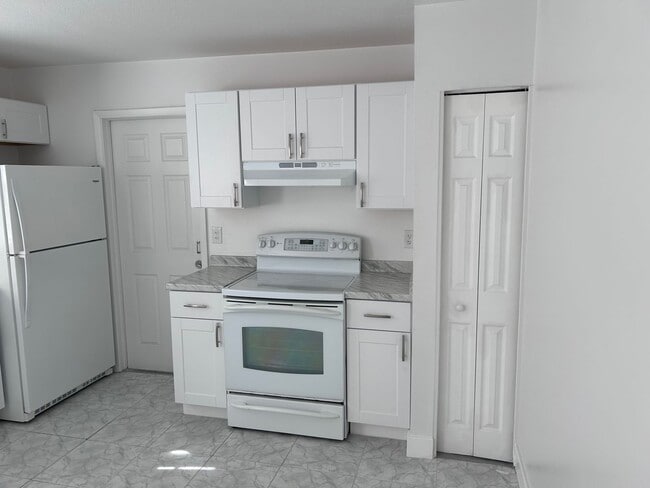 Building Photo - 662 Marot St