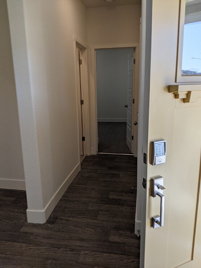 Building Photo - Prime location in Merced!