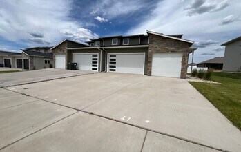 Building Photo - Stunning 5 Bed/2.5 Bath Twinhome!