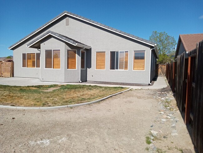 Building Photo - Double diamond home available for late May...